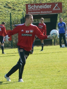 Seltenes Bild: Leverkusens Keeper Leno vor der Gästebank des SV Biederbach